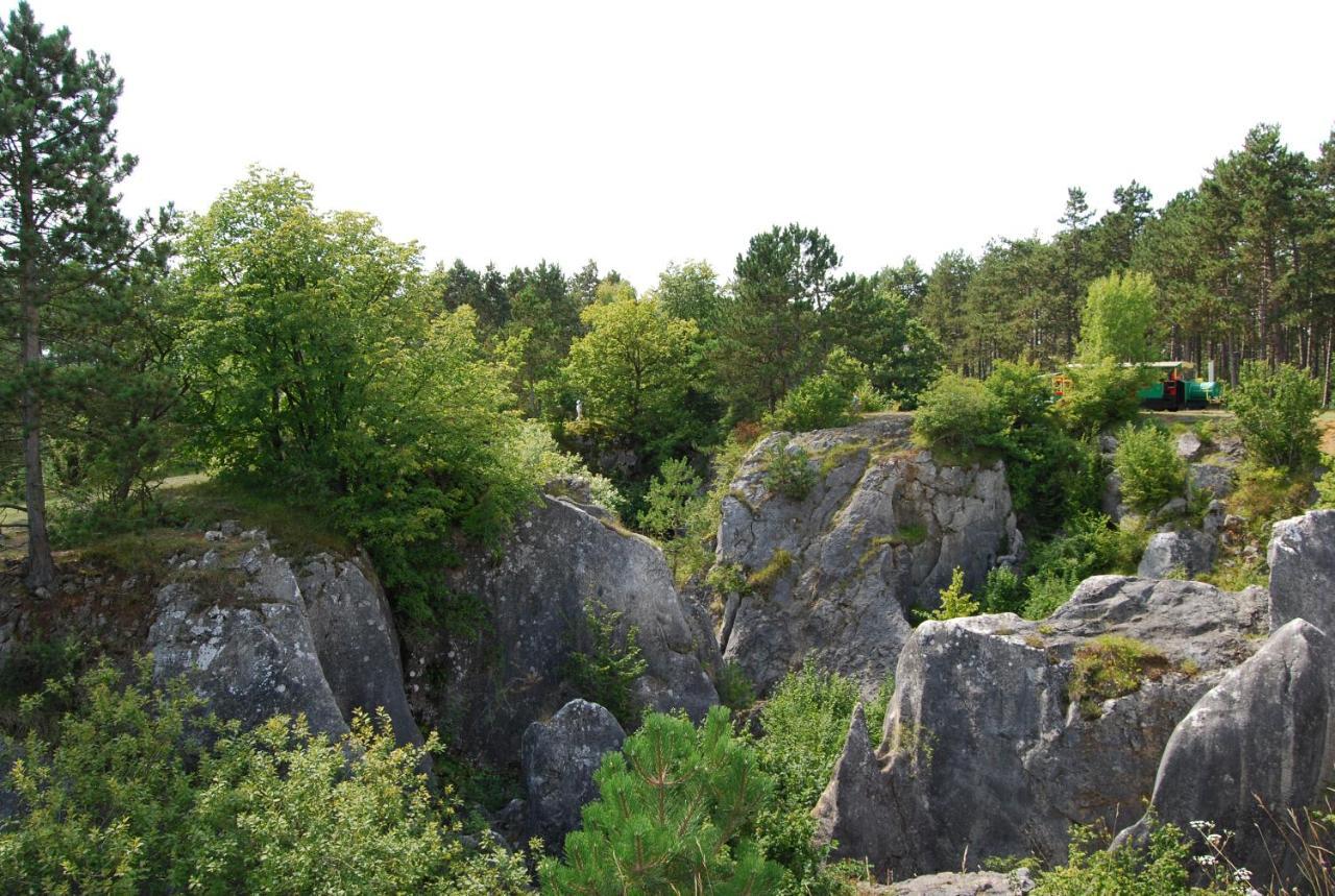 La Roche Trouee - Maison Avec Vue A Nismes Exterior photo